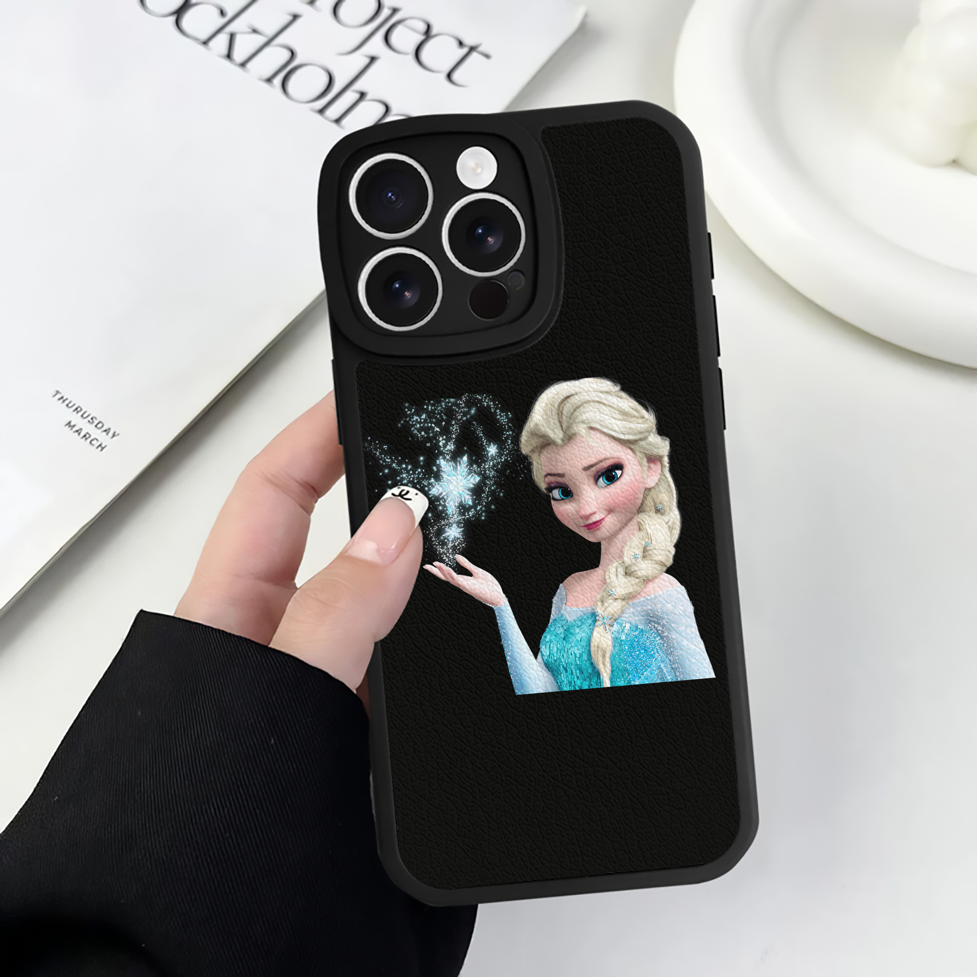 （画像用） アナと雪の女王 アンナ エルサ Frozen Anna Elsa 【iPhone 16シリーズ対応】シリコンスマホケース（レザー調） 材質：シリコン